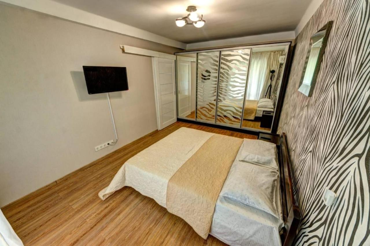 Excellent Apartment Druzhby Narodov Boulevard 3A. Lybedskaya Metro Station 基輔 外观 照片